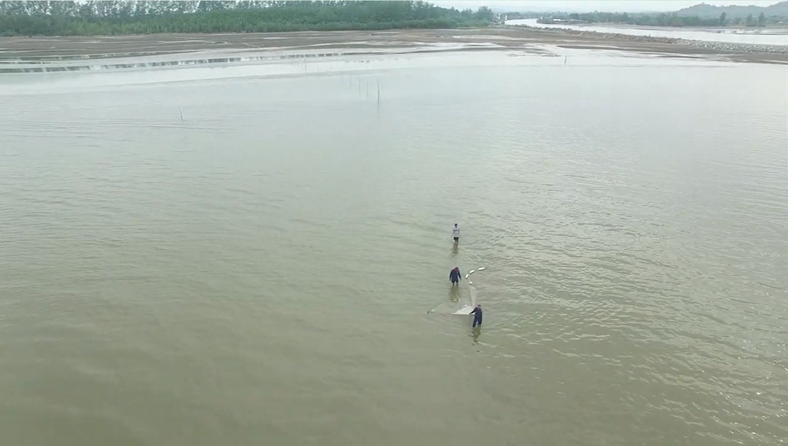 ชาวประมงออกหากุ้งเคย